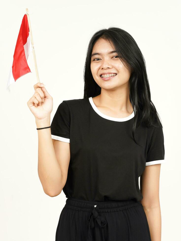 souriant et tenant le drapeau indonésien de la belle femme asiatique isolée sur fond blanc photo