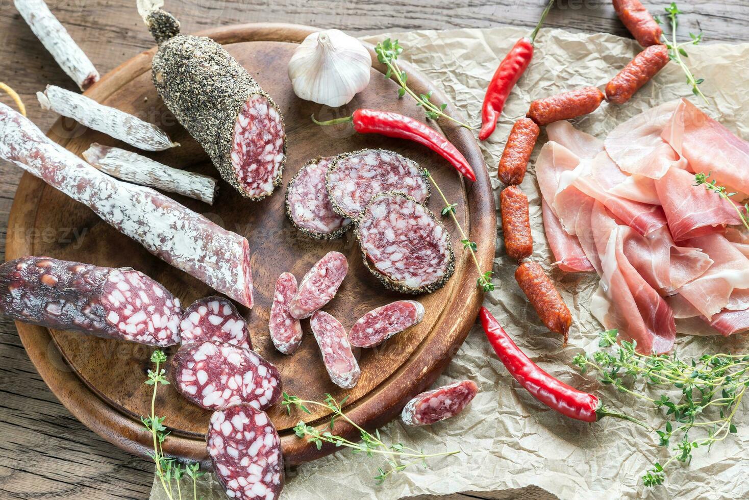 différent sortes de saucisse sur le en bois Contexte photo