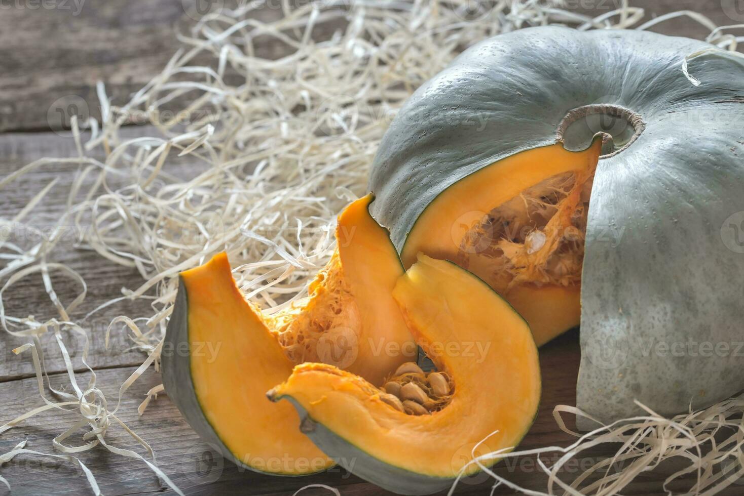 mûr citrouille sur le en bois Contexte photo