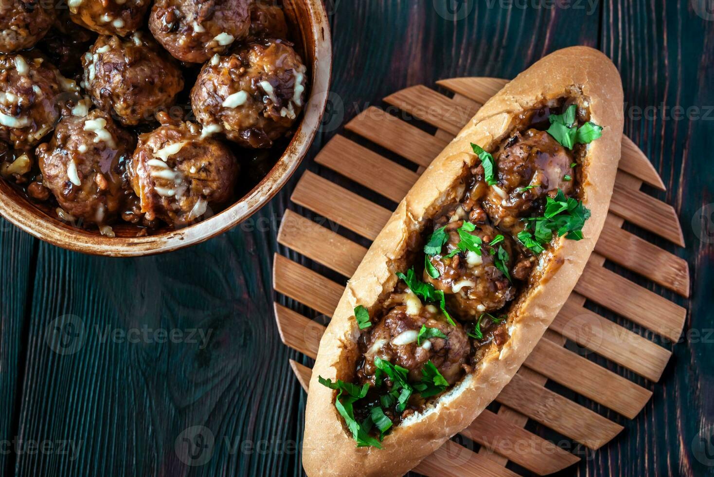 chaud chien chignon farci avec Boulettes de viande photo