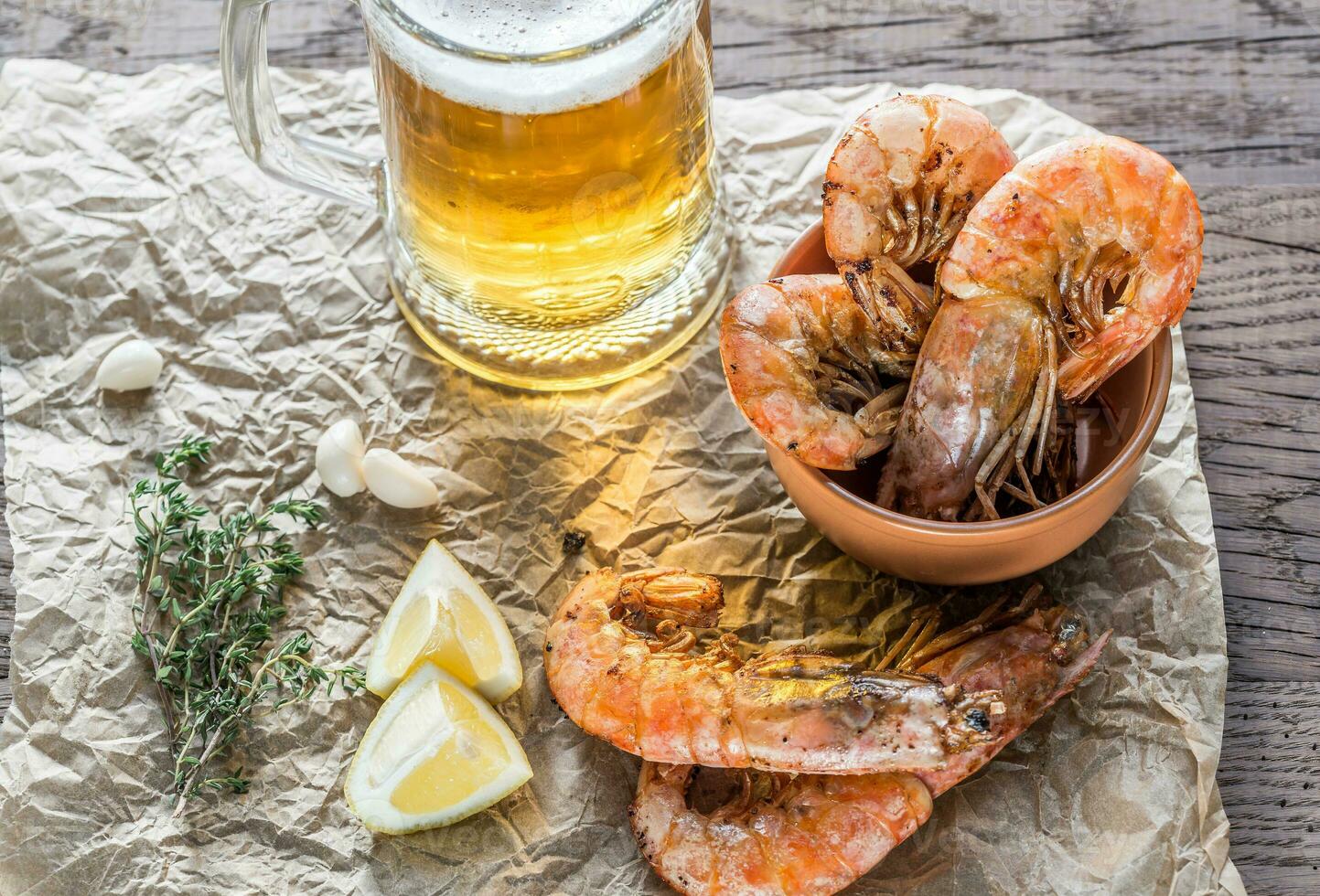 crevettes frites avec un verre de bière photo