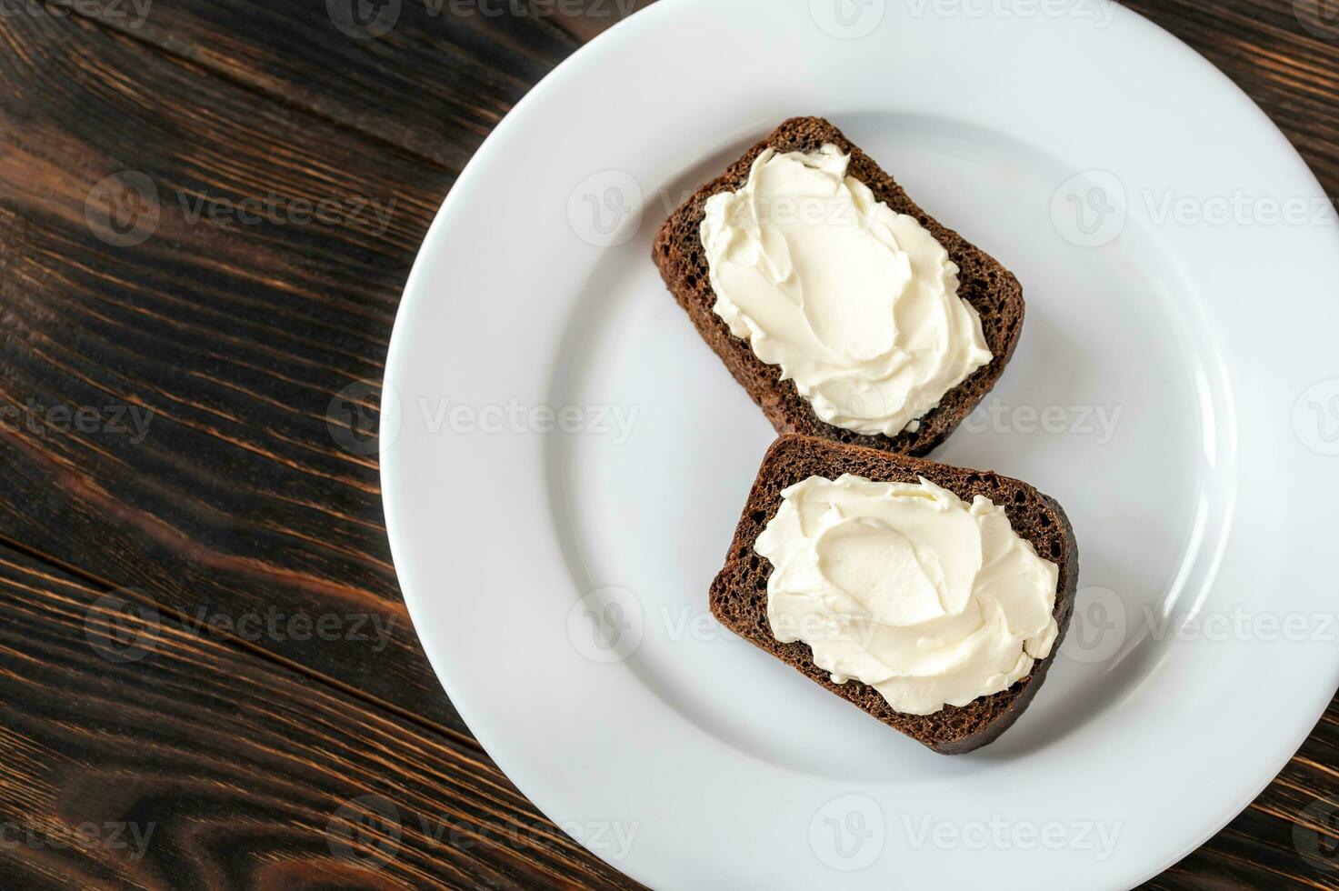 tranches de pain de seigle avec fromage à la crème photo