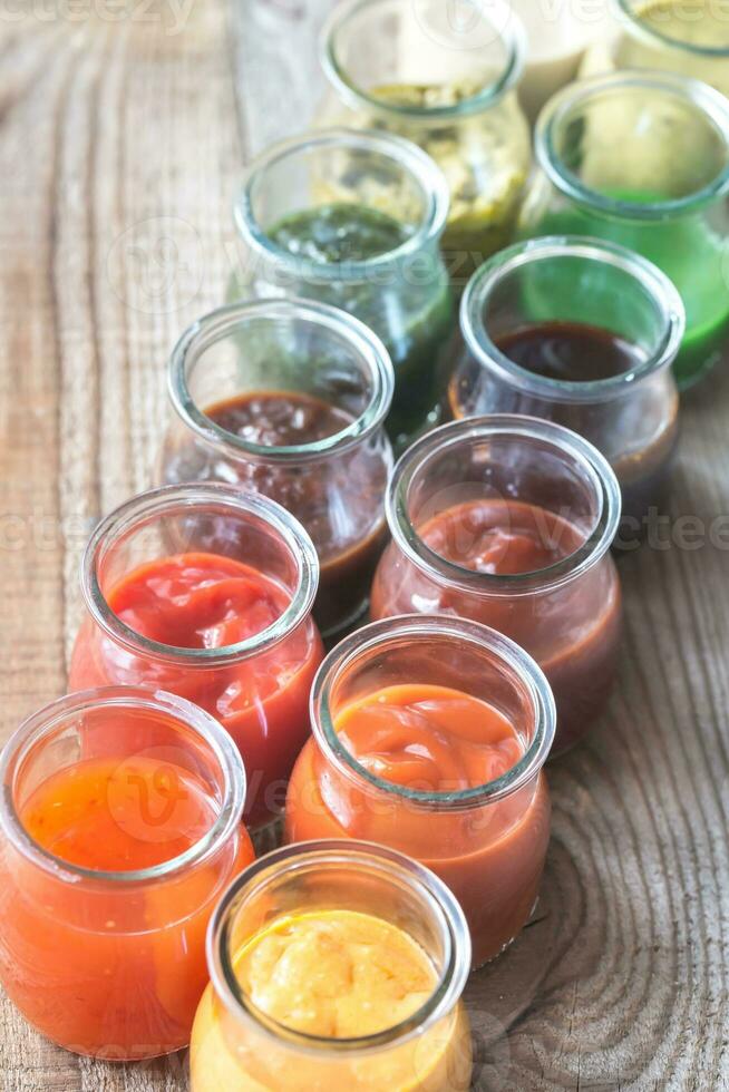 assortiment de sauces dans le verre pots photo