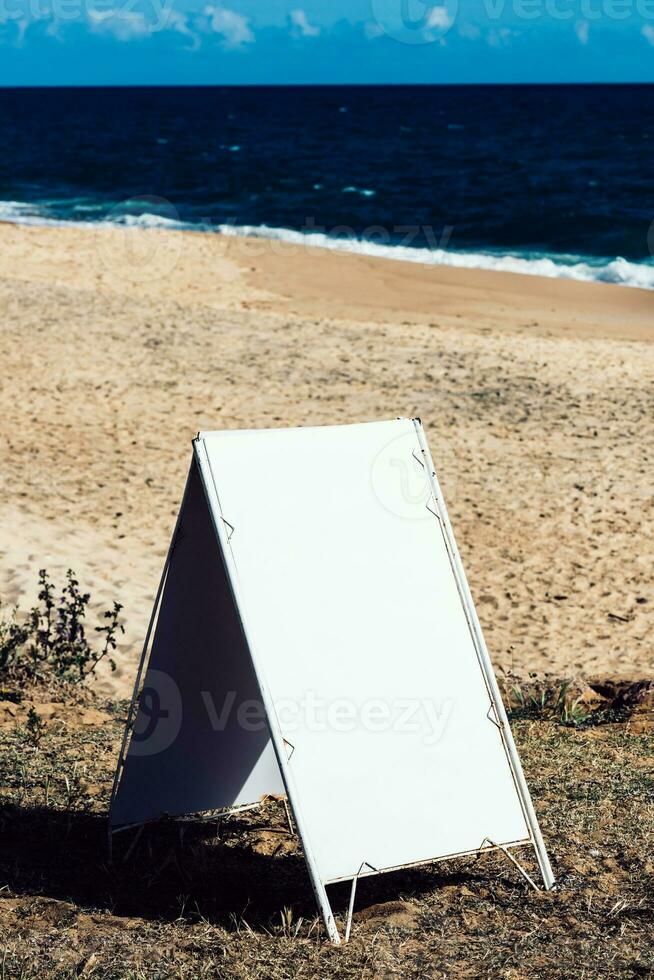 vide enseigne sur un vide tropical plage photo