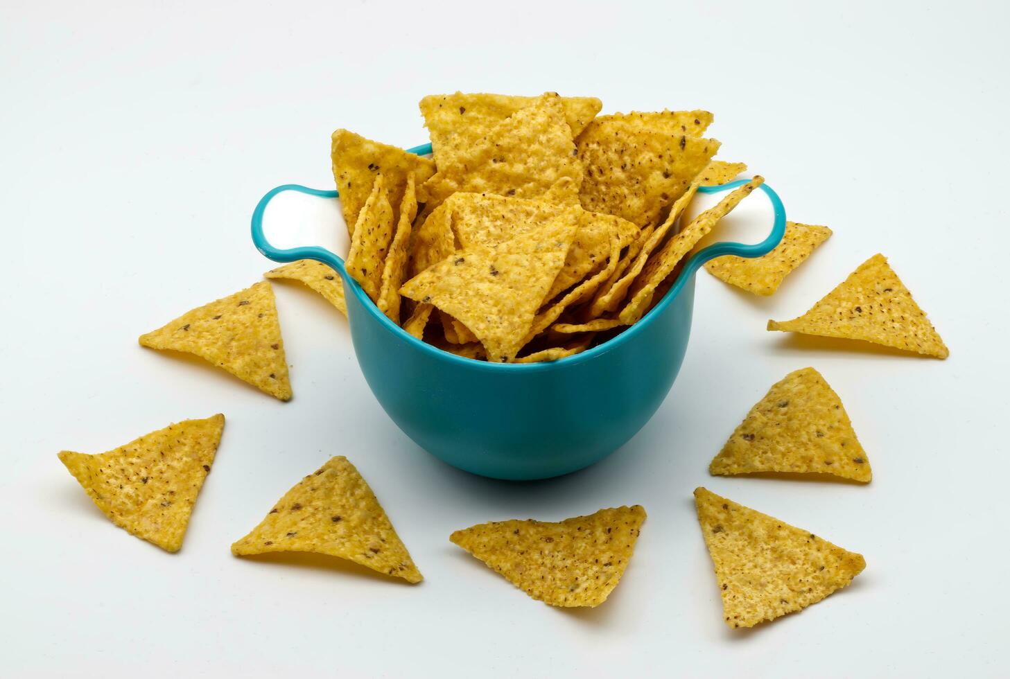 Nachos dans une Plastique bol. tortilla frites isolé sur blanc Contexte. photo