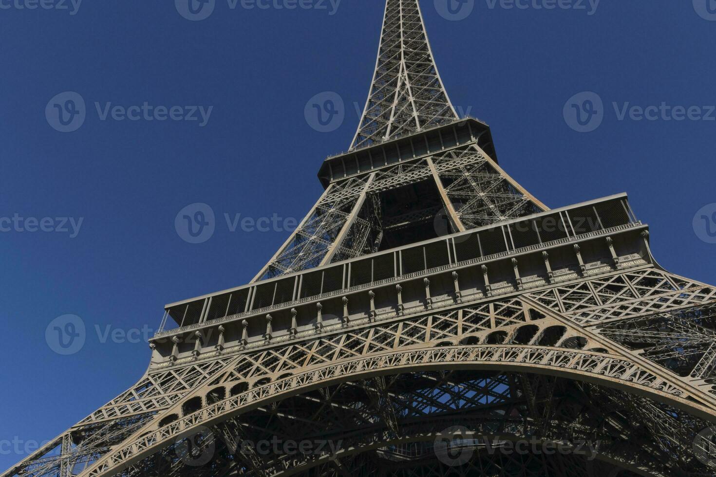 central partie de Eiffel la tour contre bleu ciel photo