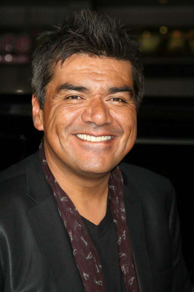 George lopez en arrivant à le tout à propos steve première à graumans chinois théâtre dans los angeles Californie sur août 26 20092009 photo