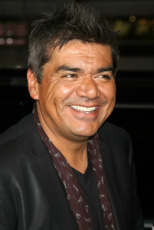 George lopez en arrivant à le tout à propos steve première à graumans chinois théâtre dans los angeles Californie sur août 26 20092009 photo