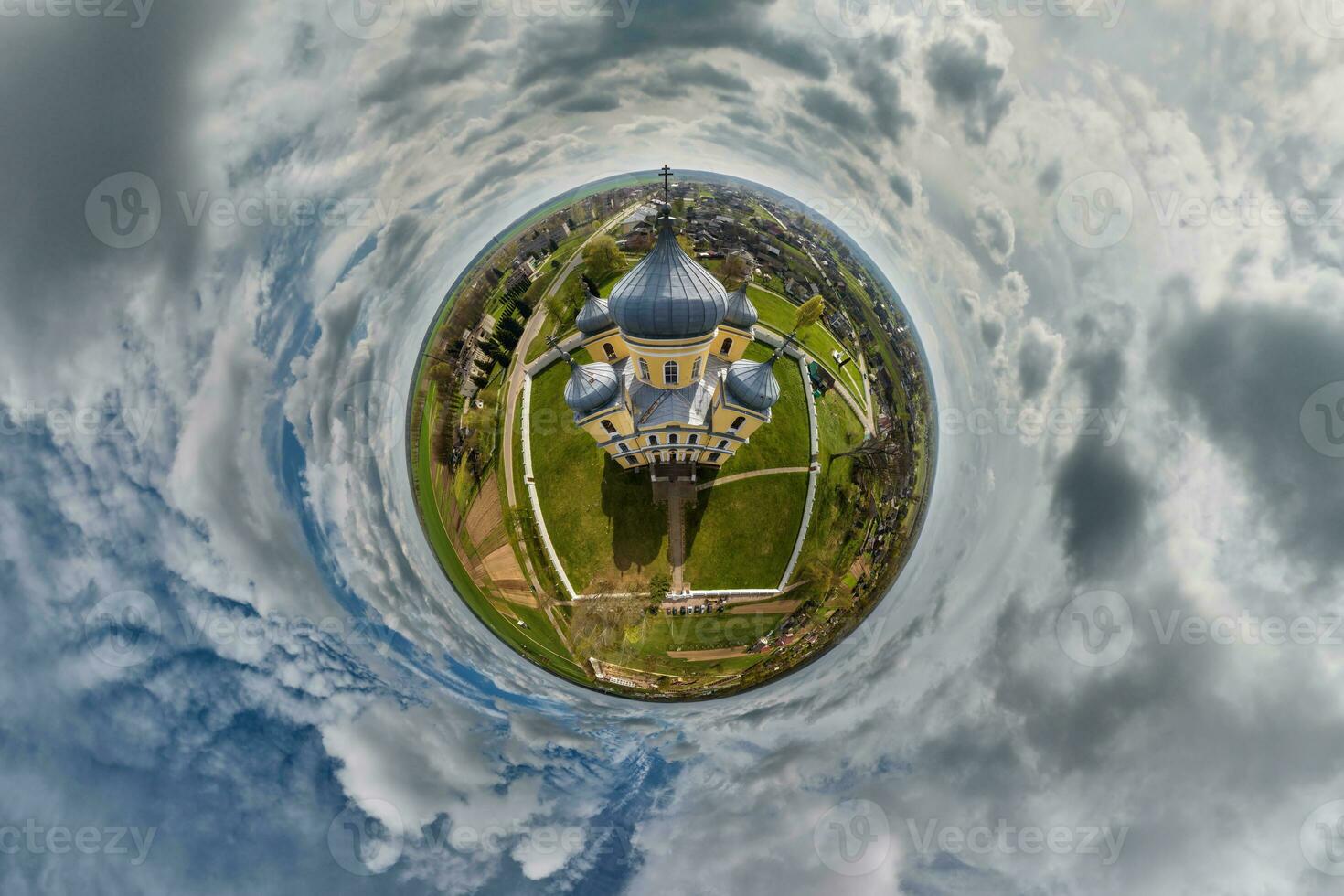 peu planète transformation de sphérique panorama 360 degrés surplombant église dans centre de globe dans bleu ciel. sphérique abstrait aérien vue avec courbure de espace. photo