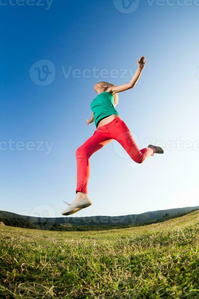 femme sauter en plein air photo