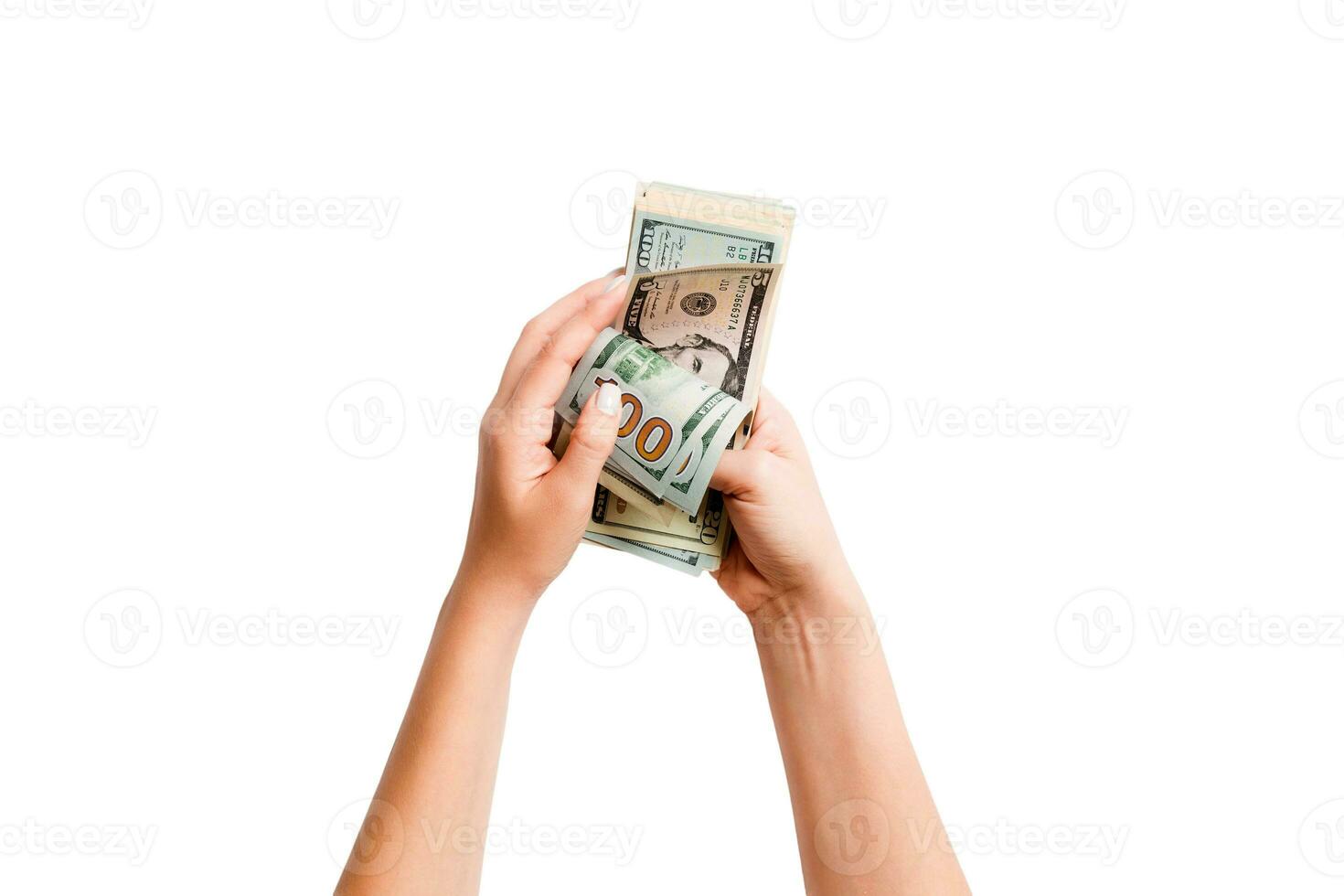 isolé image de femelle mains compte dollars sur blanc Contexte. Haut vue de un salaire et les salaires concept photo
