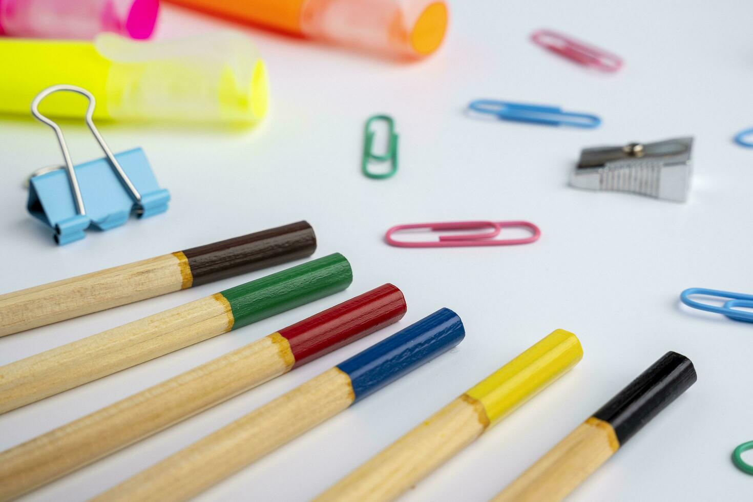 papeterie, coloré des crayons et crayon taille crayon, texte séparateurs et papier clips photo