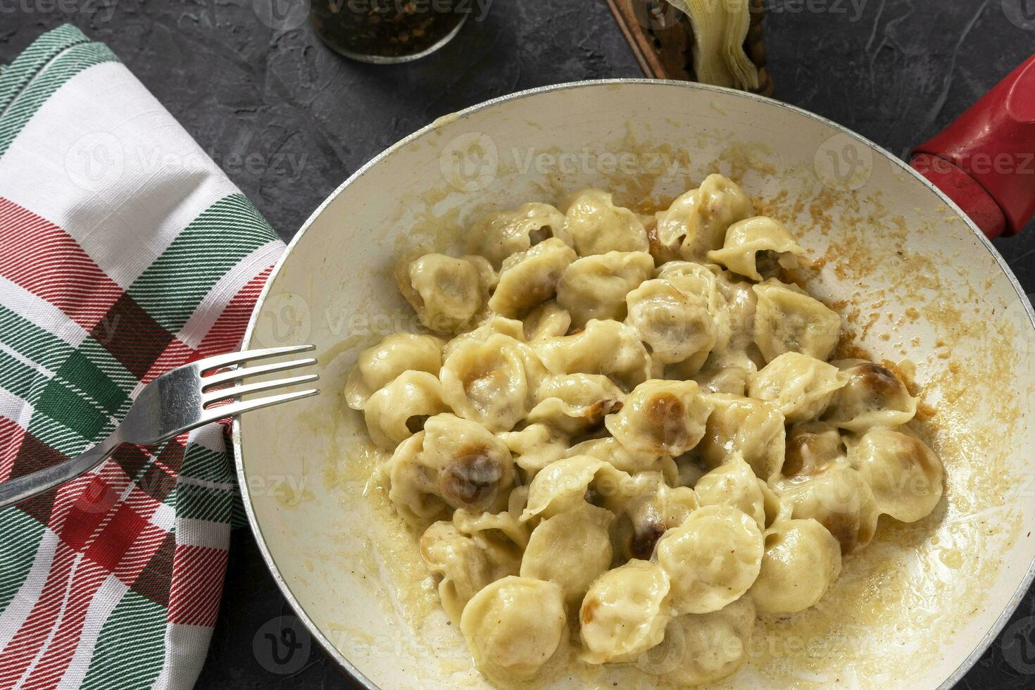 délicieux d'or frit Ravioli dans une friture la poêle sur le tableau. frit Dumplings pour dîner photo