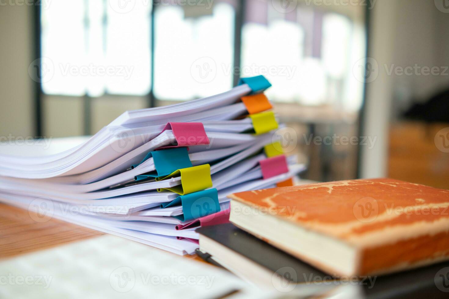 femme d'affaires mains travail sur piles de papier les documents à chercher et la revue les documents empilé sur table avant Envoi en cours leur à planche de réalisateurs à utilisation correct les documents dans réunion avec homme d'affaire photo