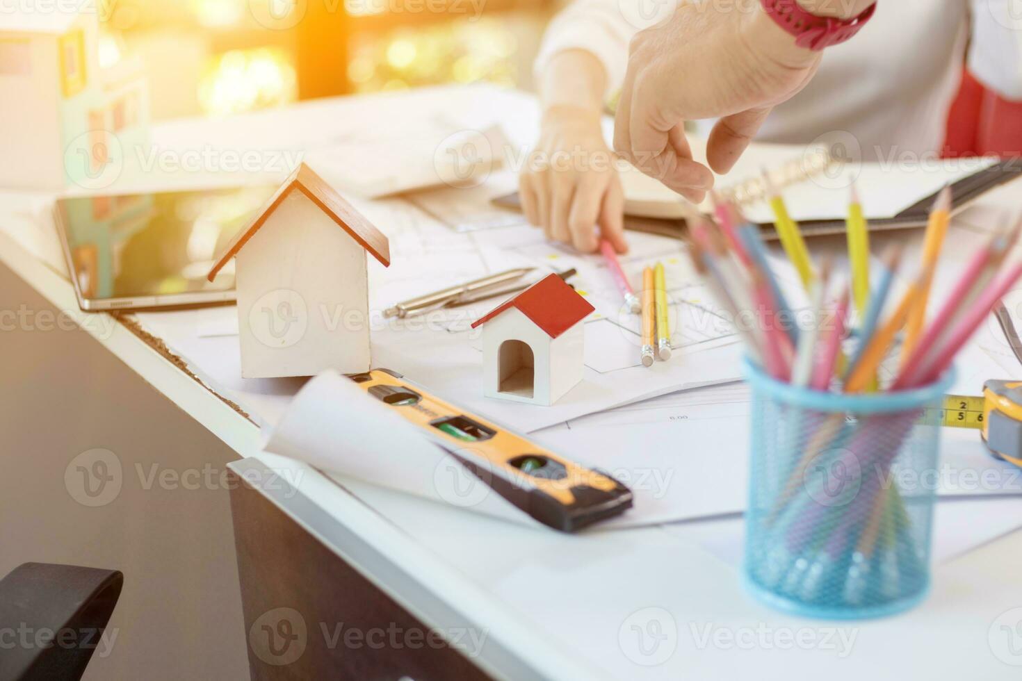 le designer équipe livré le échantillon maison à le client pour visualisation après discuter et consultant avec le construction ingénieur à propos le structure et bâtiment conception. photo