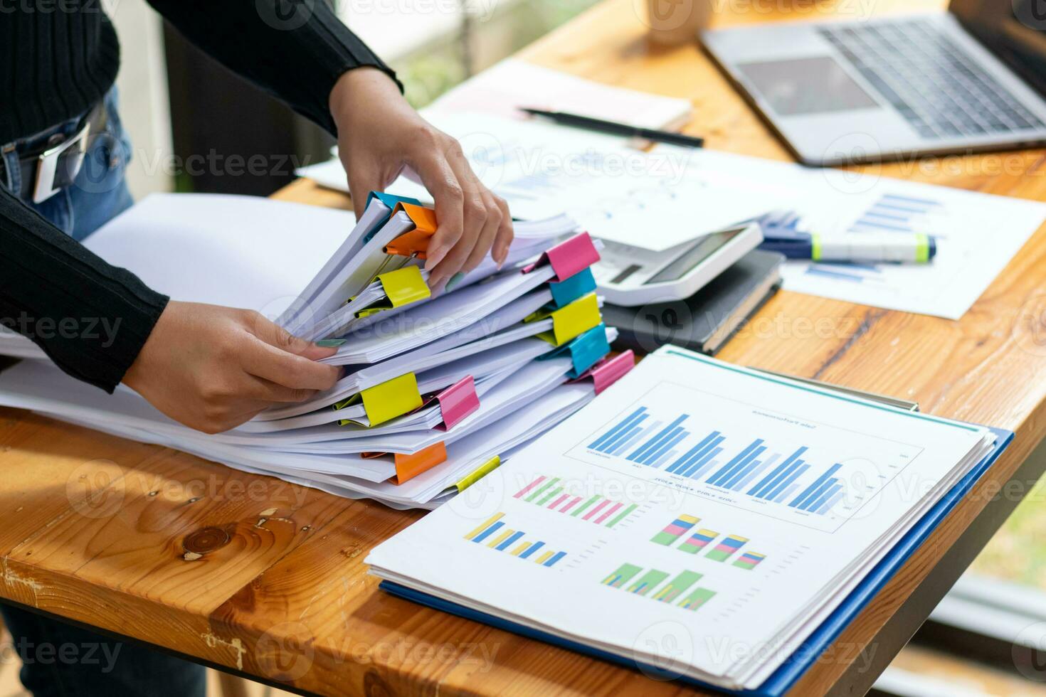 femme d'affaires mains travail sur piles de papier les documents à chercher et la revue les documents empilé sur table avant Envoi en cours leur à planche de réalisateurs à utilisation correct les documents dans réunion avec homme d'affaire photo