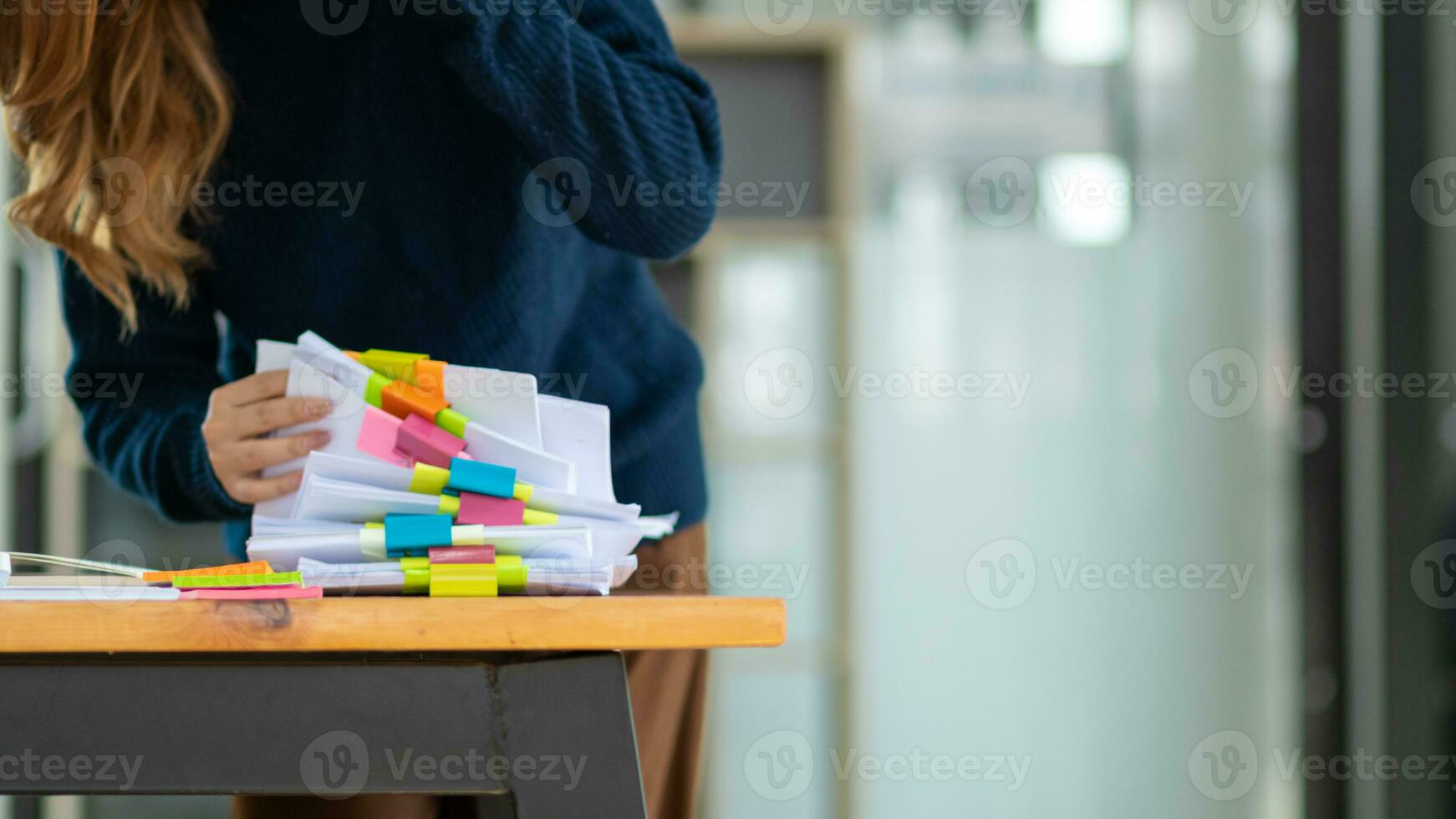 femme d'affaires mains travail sur piles de papier les documents à chercher et la revue les documents empilé sur table avant Envoi en cours leur à planche de réalisateurs à utilisation correct les documents dans réunion avec homme d'affaire photo