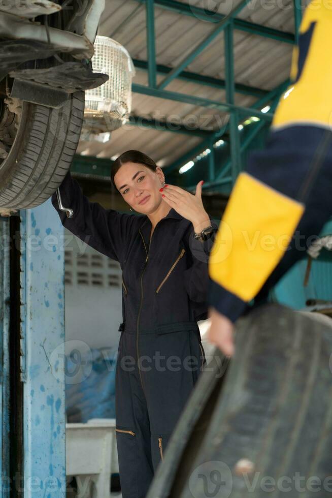 une voiture mécanicien inspecte le état de une voiture pneu avant placement il sur une véhicule. photo