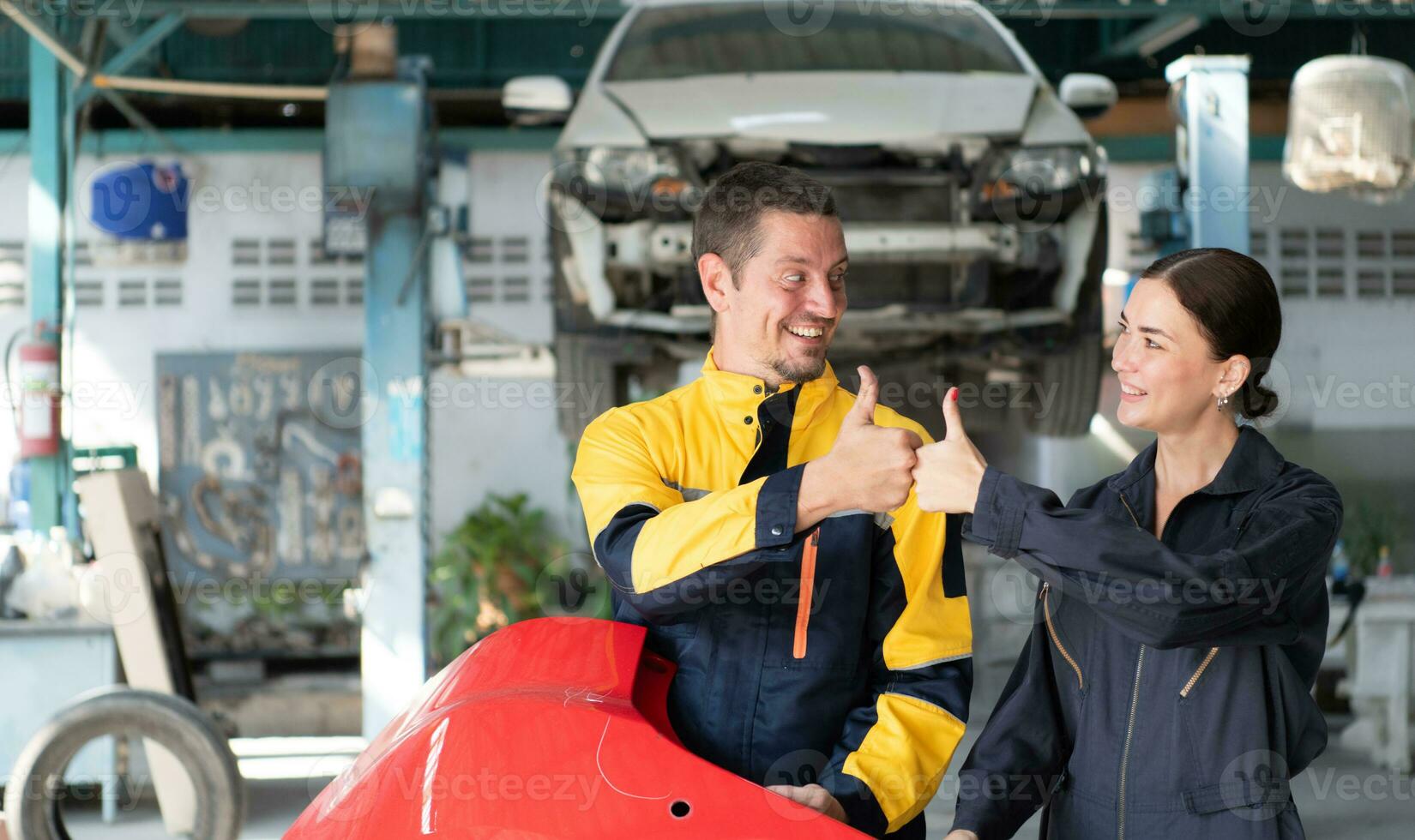 portrait de ingénieur et auto mécanicien avec travail sur moteur réparations dans voiture garages photo