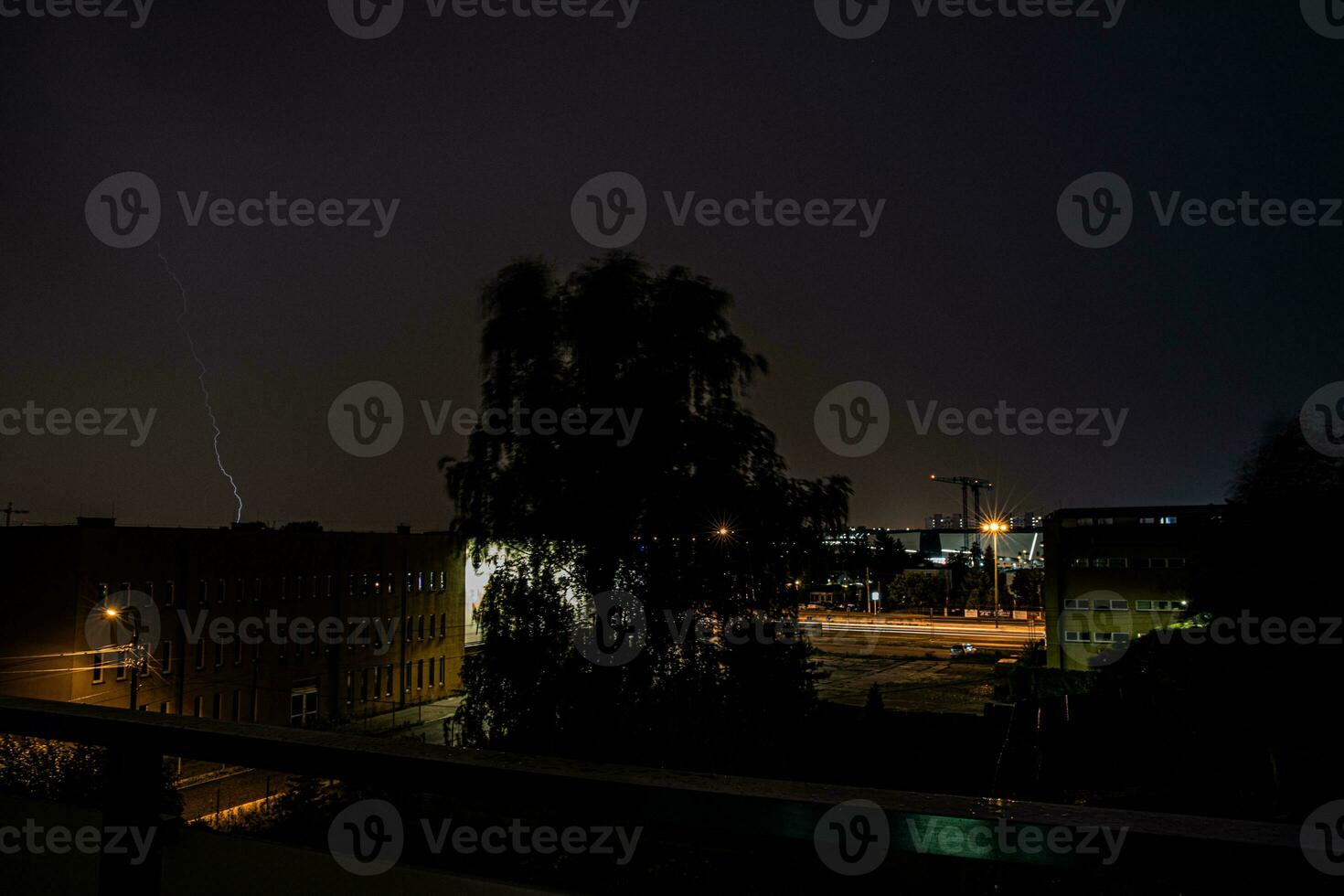 magnifique nuit été de banlieue paysage avec orage et foudre photo