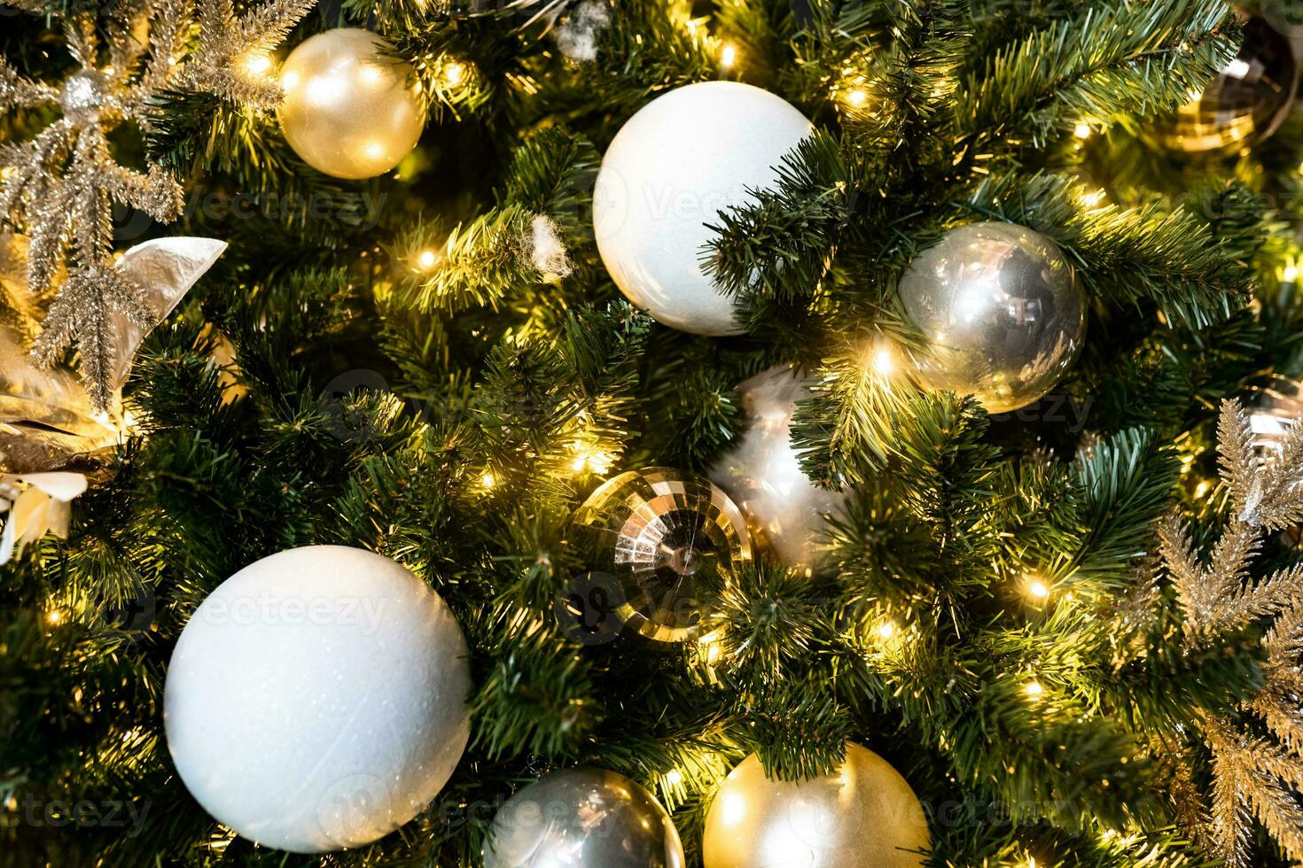 Nouveau année 2023-2024. Nouveau années décoration. Noël arbre. bougie près le Noël arbre pour le vacances. photo