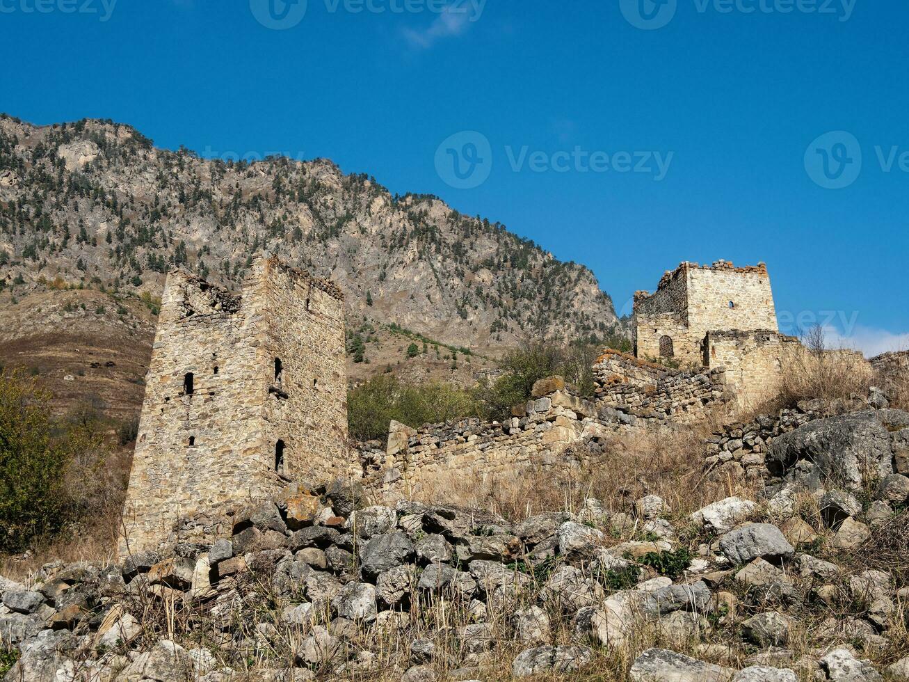 médiéval la tour complexe egique, un de le authentique médiéval de type château la tour villages, situé sur le extrémité de le Montagne intervalle dans ingouchie, Russie. photo