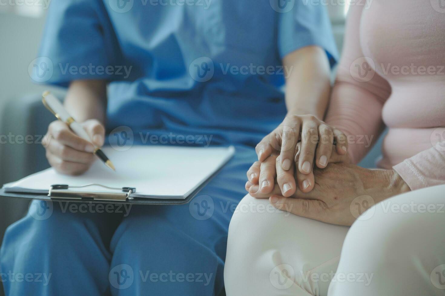 ptsd mental santé concept, psychologue séance et toucher main Jeune déprimé asiatique homme pour encouragement près fenêtre avec faible lumière environnement.sélectif se concentrer. photo