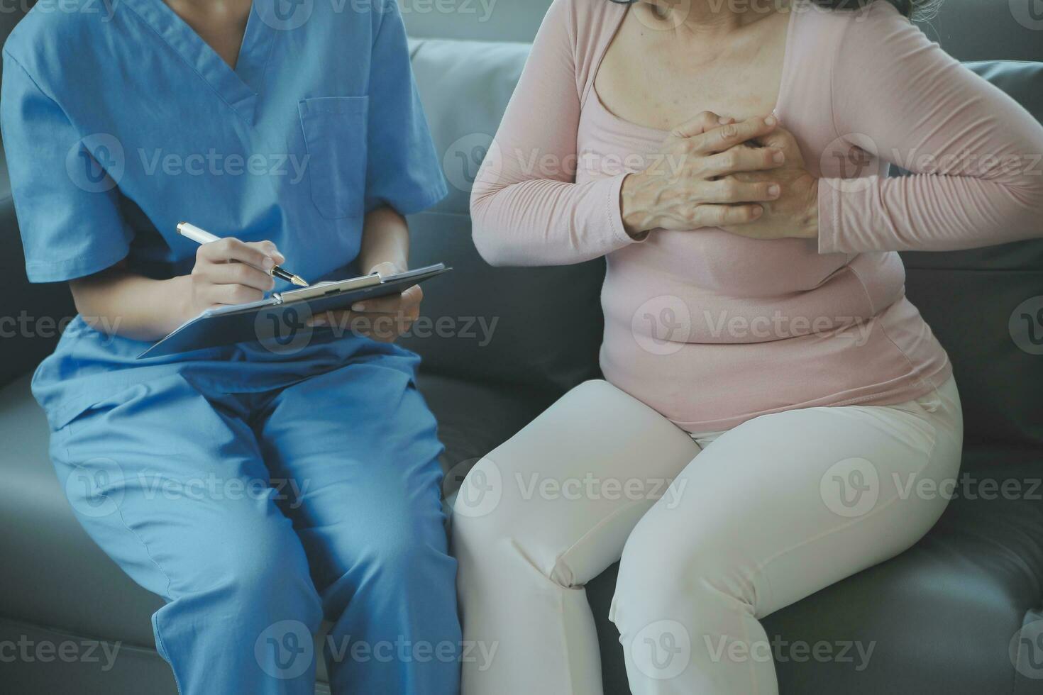 ptsd mental santé concept, psychologue séance et toucher main Jeune déprimé asiatique homme pour encouragement près fenêtre avec faible lumière environnement.sélectif se concentrer. photo