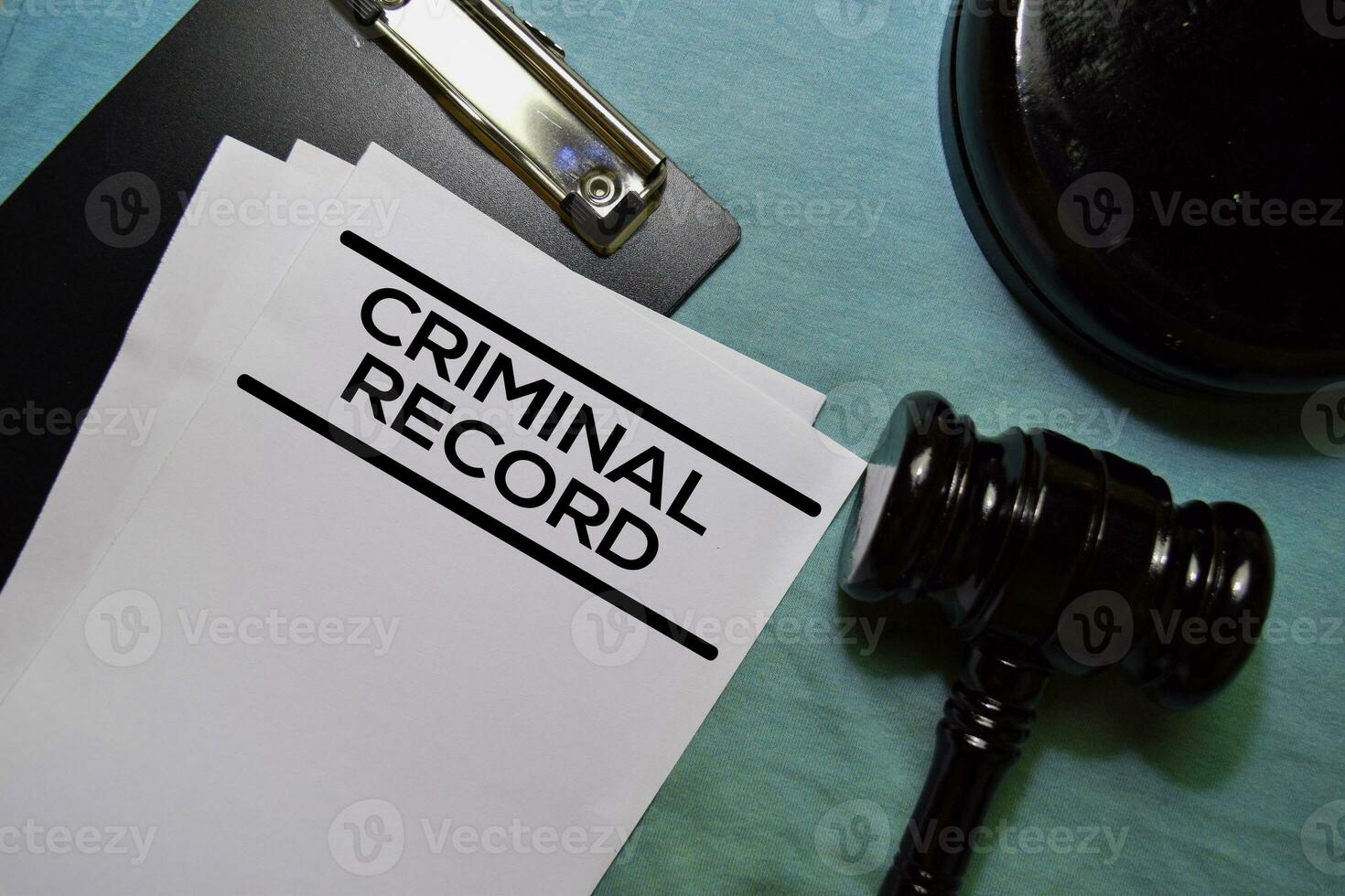 criminel record texte sur document et marteau isolé sur Bureau bureau. photo