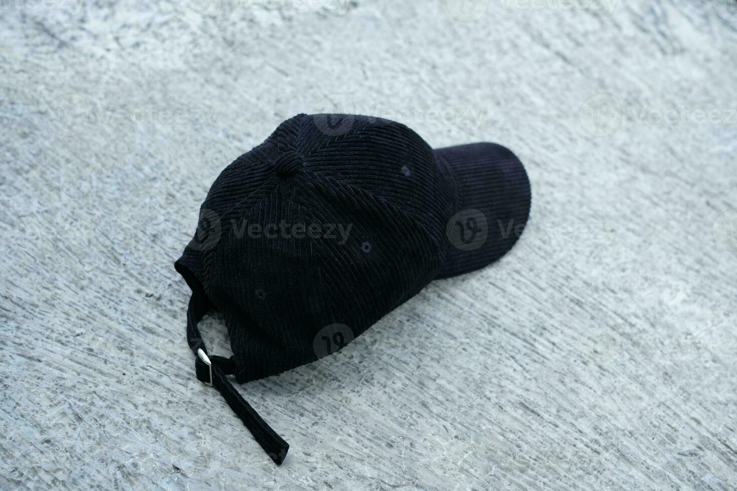 noir chapeau photo sur le sol 23606292 Photo de stock chez Vecteezy