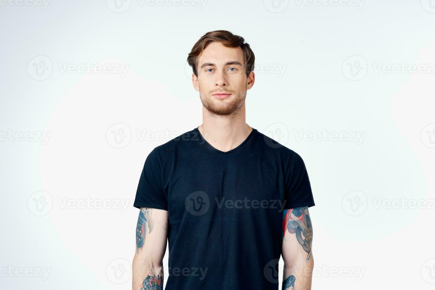 portrait de une Beau homme dans une bleu T-shirt fermer modèle tatouage photo