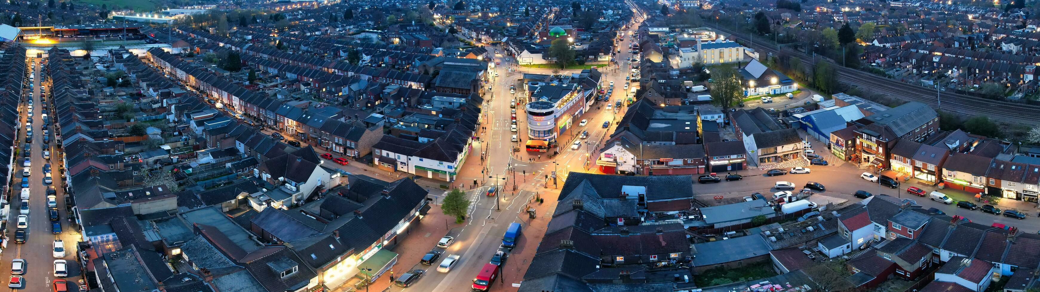 ultra large panoramique haute angle vue de luton ville de Angleterre. aérien vue de ville a été capturé sur 17-avril-2023 avec drone caméra de faible altitude. photo