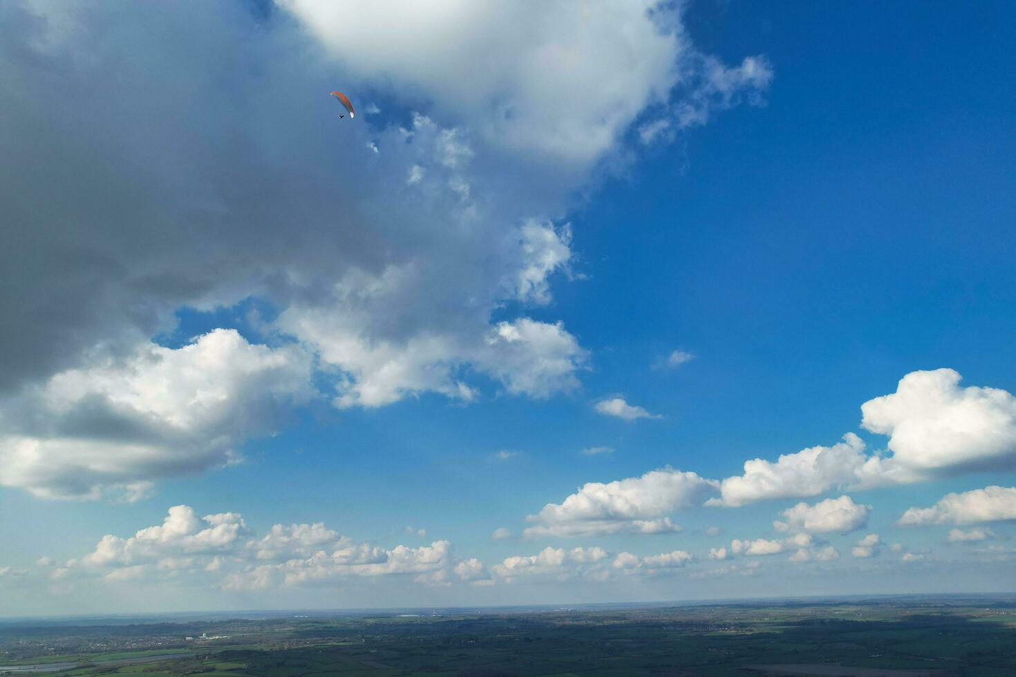 aérien vue de Britanique campagne et parapentes tandis que elles ou ils sont en volant haute dans le ciel. drone caméra images. photo