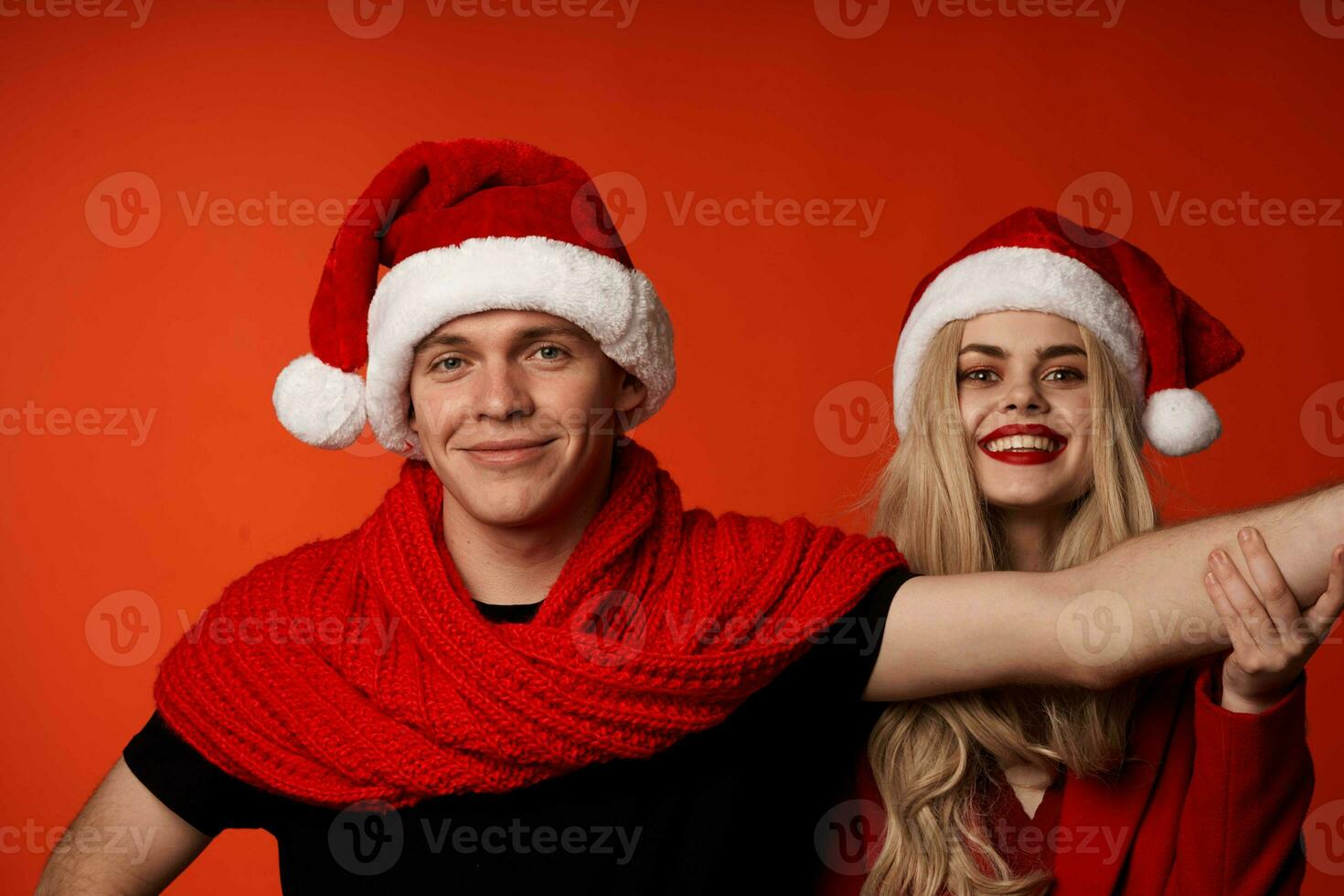 Jeune couple dans Nouveau années vêtements Noël vacances rouge Contexte photo