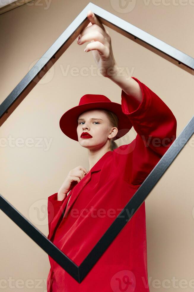 femme dans rouge costume photo Cadre posant