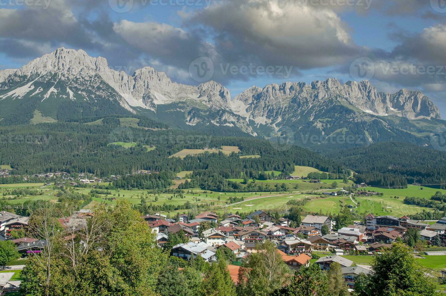 Vue d'ellmau à montagnes kaisergebirge, Tirol, Autriche photo