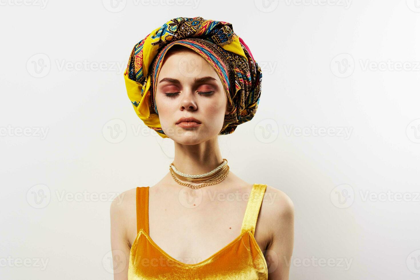 jolie femme multicolore turban mode l'ethnie photo