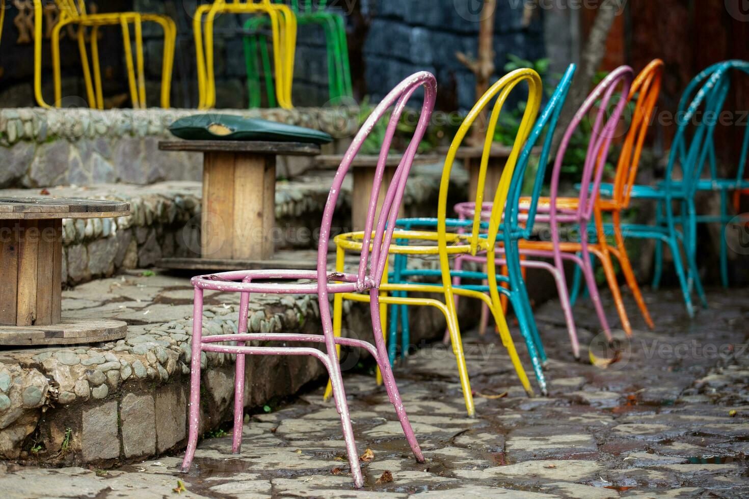 groupe de coloré peint chaises à le petit ville de salento dans Colombie photo