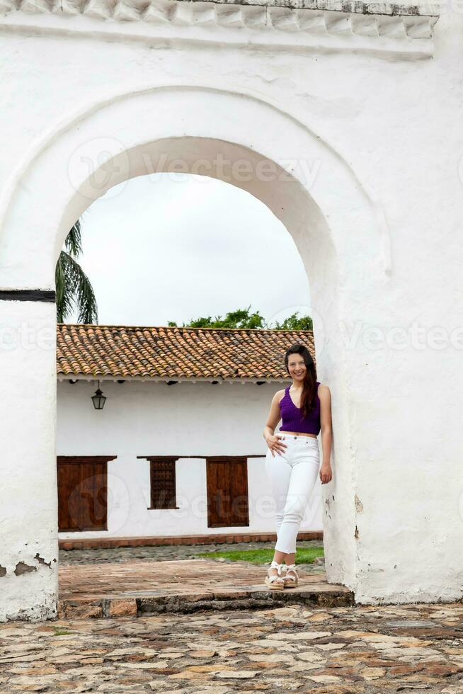 magnifique Jeune femme à le historique la merce église situé dans le cali ville centre ville dans Colombie photo