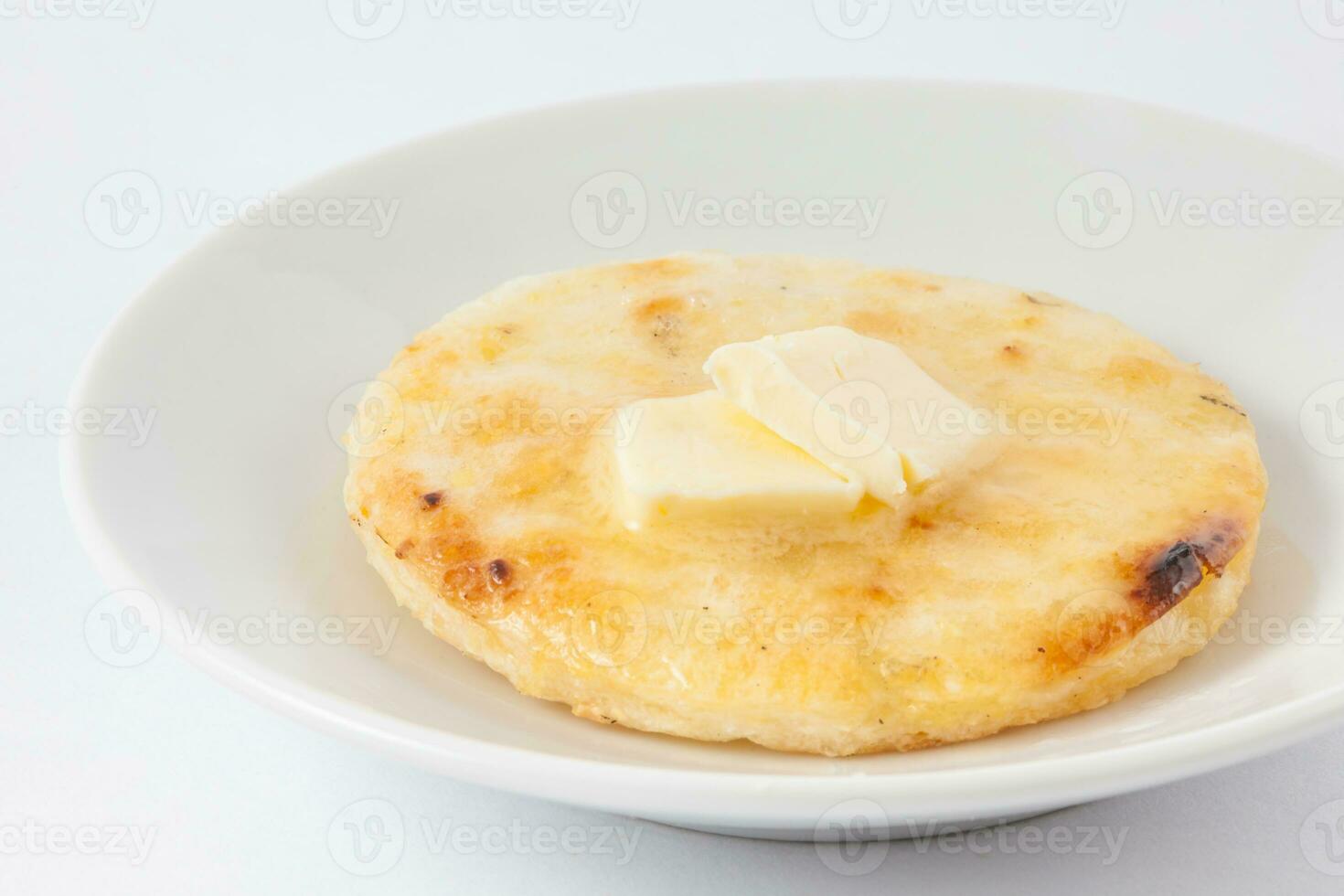 traditionnel colombien arepa surmonté avec fondu beurre photo