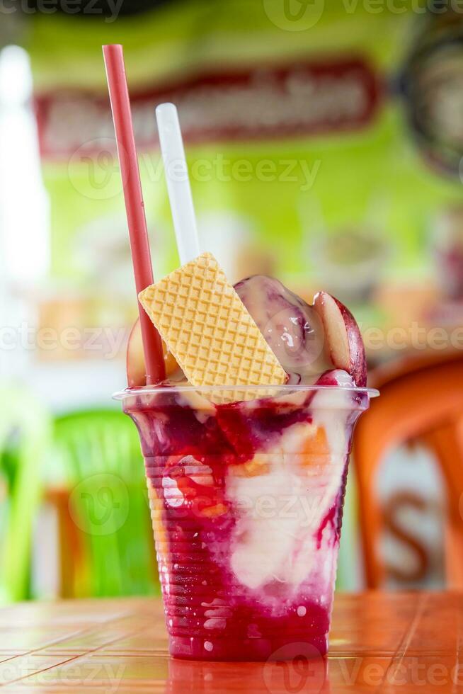 traditionnel sucré l'eau la glace avec des fruits appelé cholado dans le ville de cali dans Colombie photo