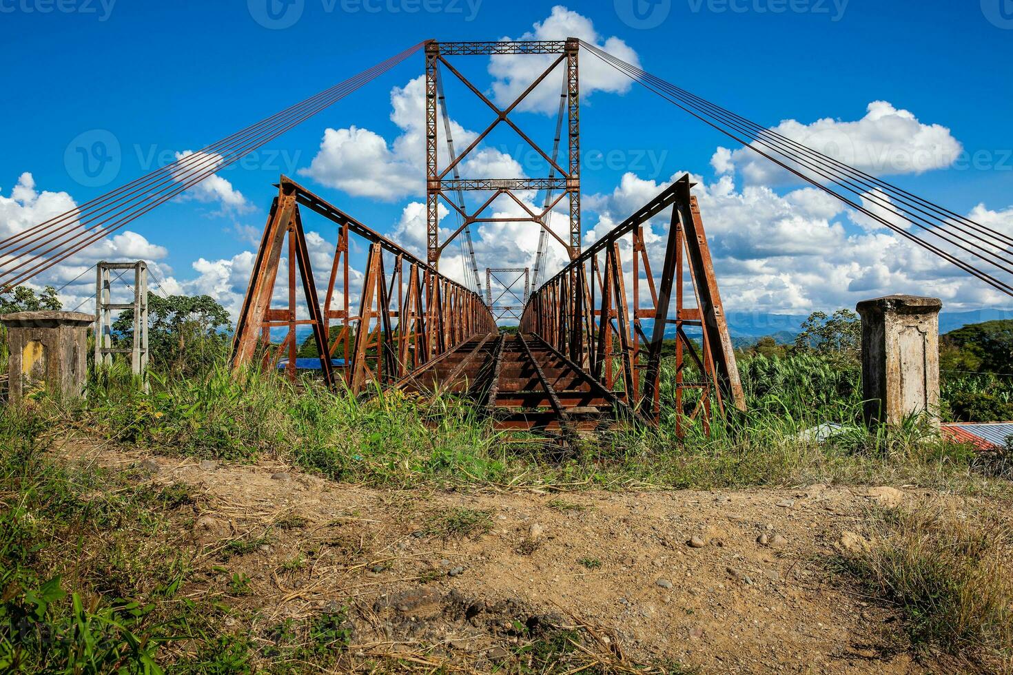 abandonné pont entre roldanillo et zarzal à le Région de valle del Cauca dans Colombie photo