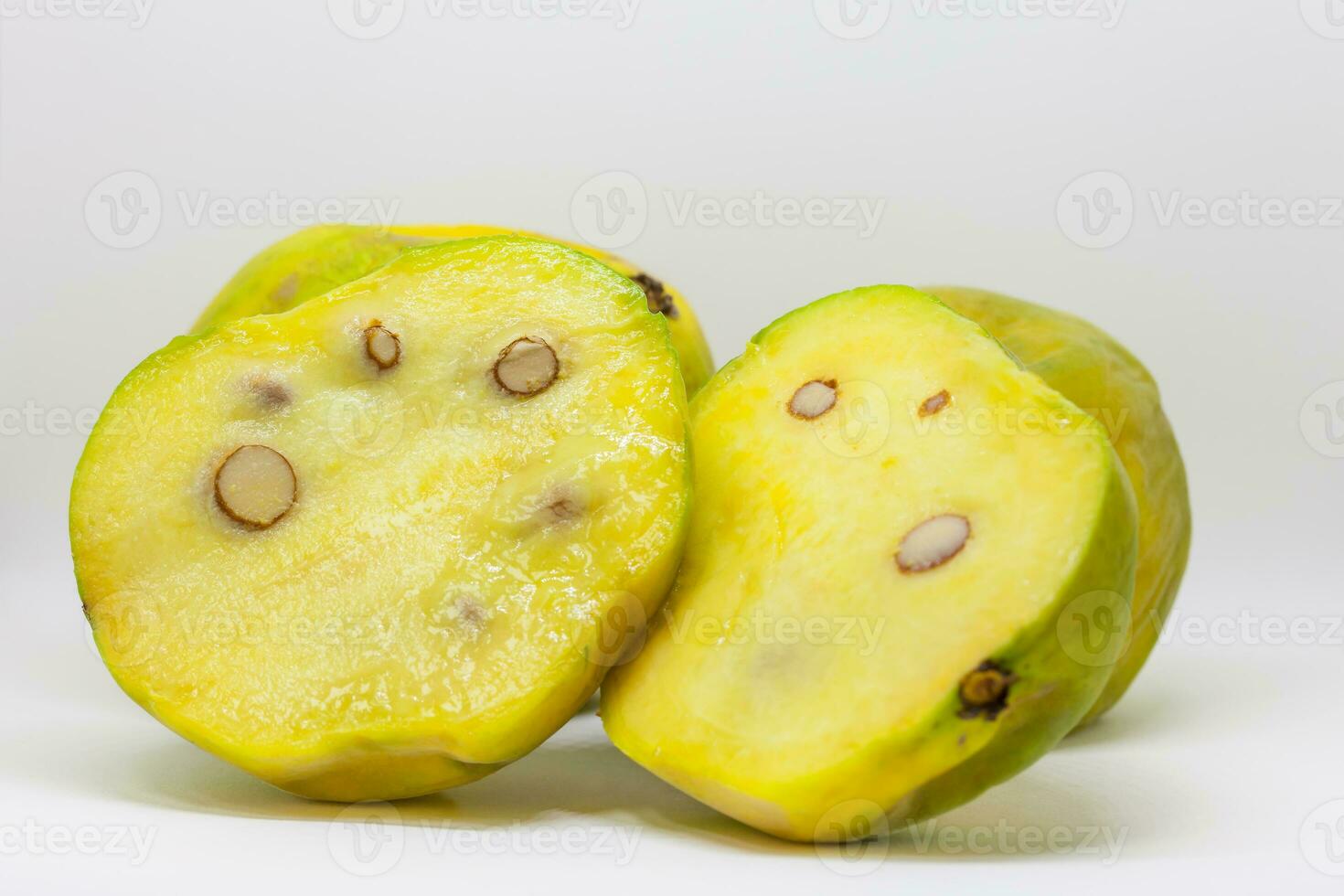 fruit de le Eugénie stipitata appelé Araza et typique de le amazone Région dans Sud Amérique photo