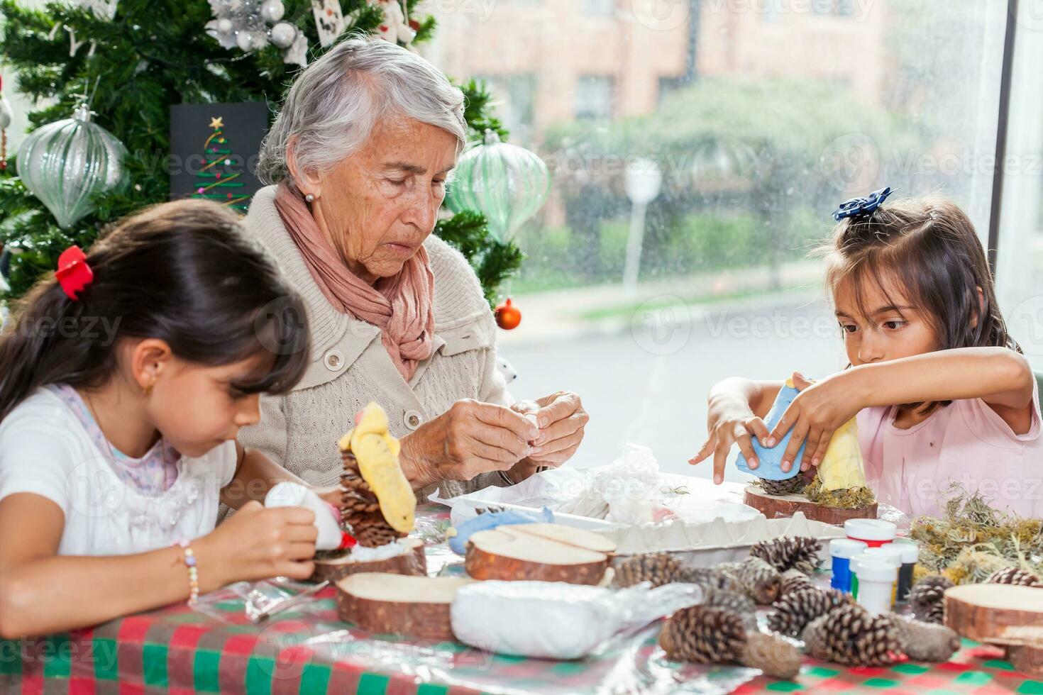 grand-mère enseignement sa petites filles Comment à faire Noël Nativité artisanat - réel famille photo