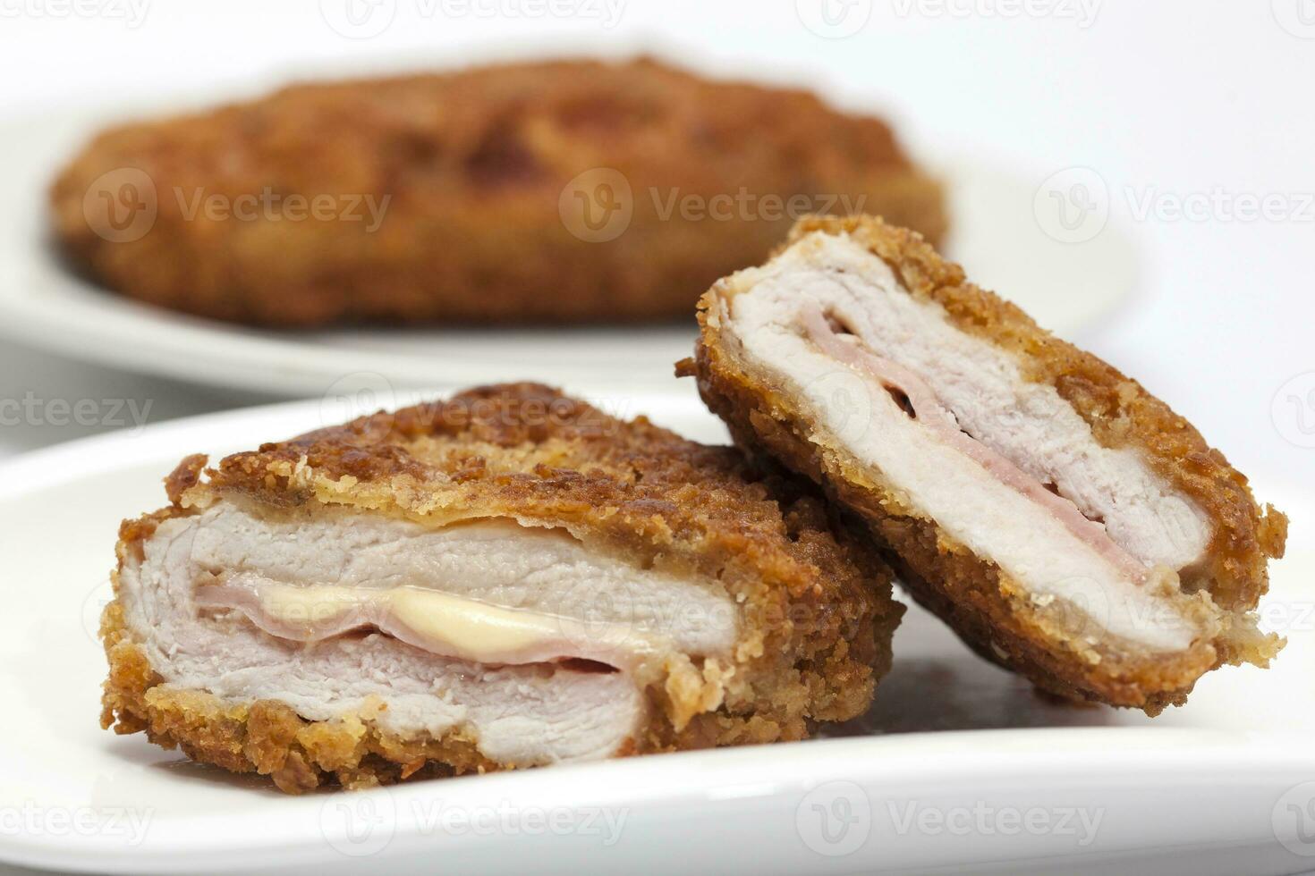 cordon bleu dans une blanc plat photo