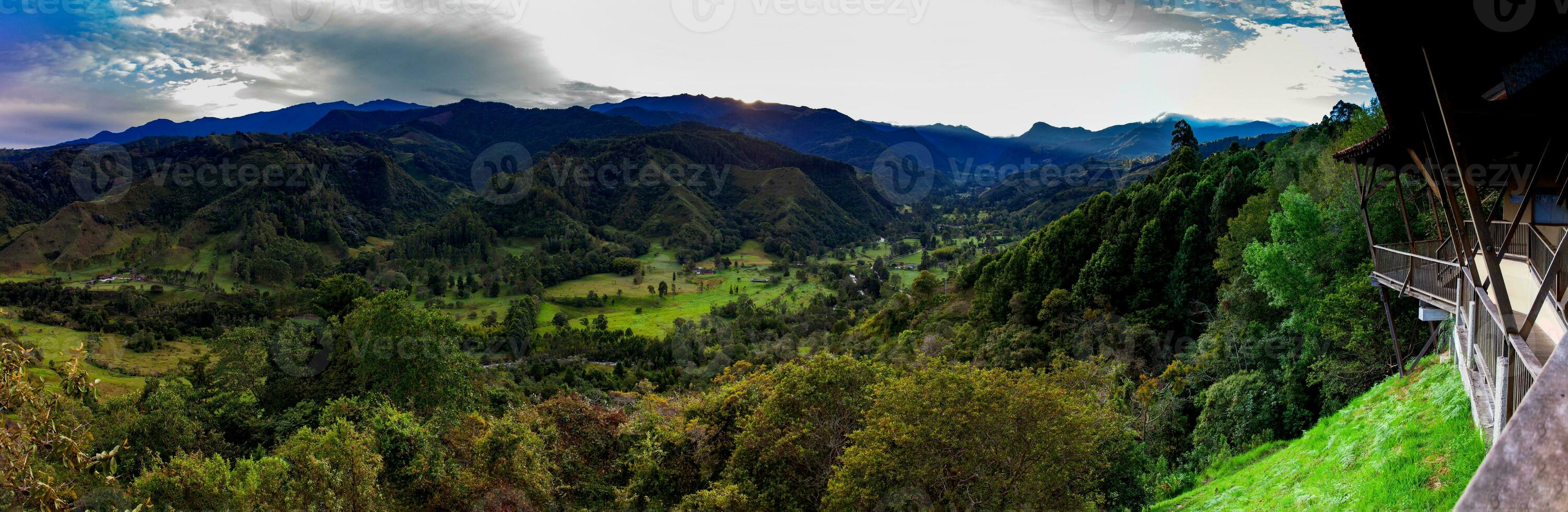 panorama de le magnifique vue plus de le cocora vallée dans salento, de el mirador, situé sur le Région de quindio dans Colombie photo