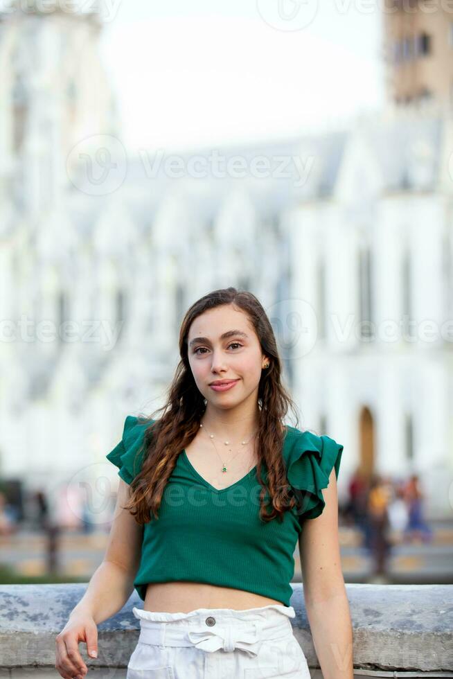 magnifique touristique fille à le ortis pont avec la Ermite église sur Contexte dans le ville de cali dans Colombie photo