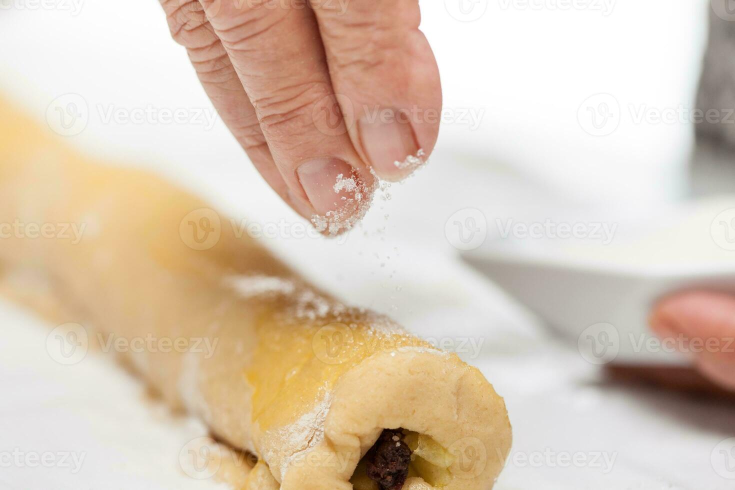 saupoudrage des noisettes plus de le roulé en haut strudel pâte photo