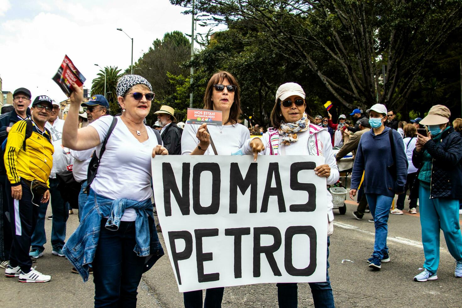 Bogota, Colombie, 2022. paisible manifestation marches dans Bogota Colombie contre le gouvernement de gustave petro. photo