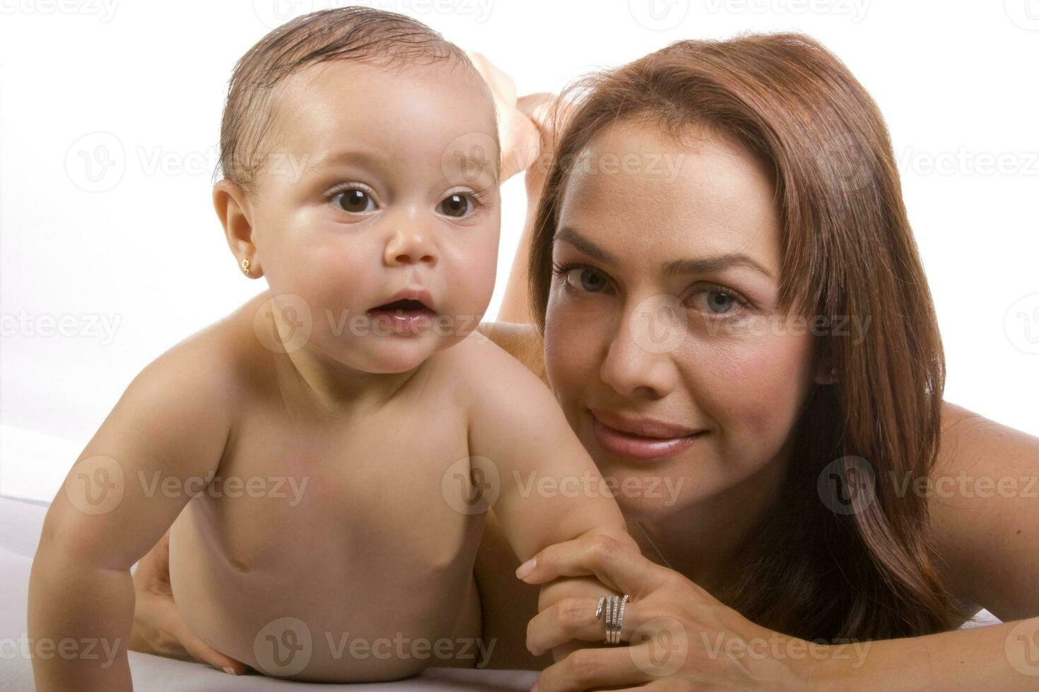 content magnifique Jeune mère et sa bébé fille sur blanc Contexte photo